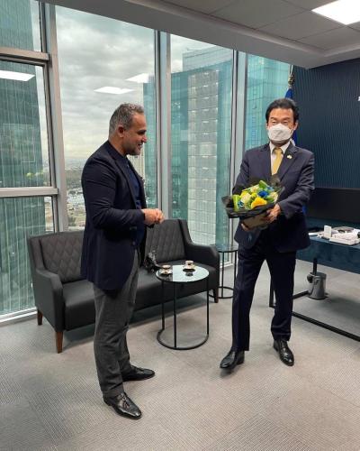 photo 5339115618965770866 y