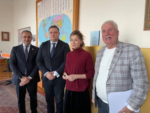 photo 5339115618965770869 y