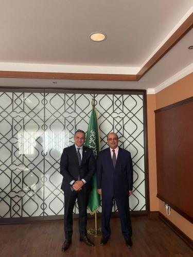 photo 5339115618965770879 y